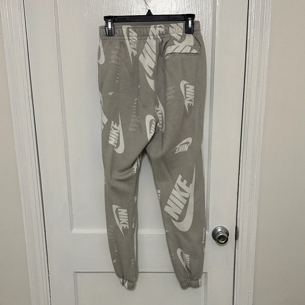 Nike Women's casual set - Picture 5 of 7